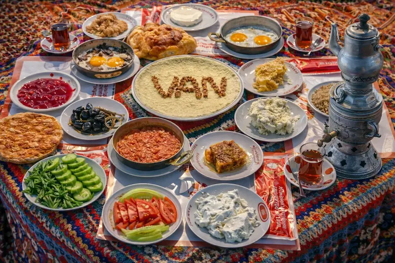 Yöresel Van kahvaltı sofrası; kavurmalı yumurta, menemen, Van otlu peynir, tereyağı, bal, reçel ve çay semaveri ile hazırlanmış doğal kahvaltı sunumu