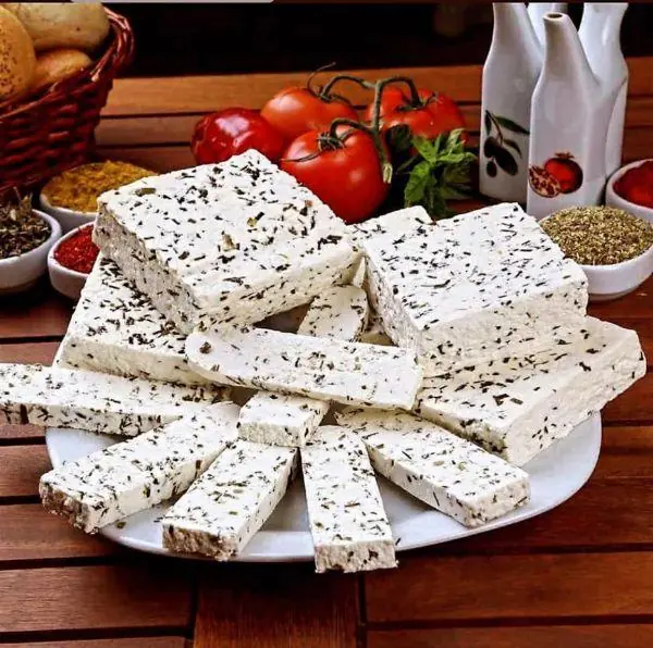 İnek sütü ile hazırlanmış Van otlu peynir ve geleneksel kahvaltı sunumu